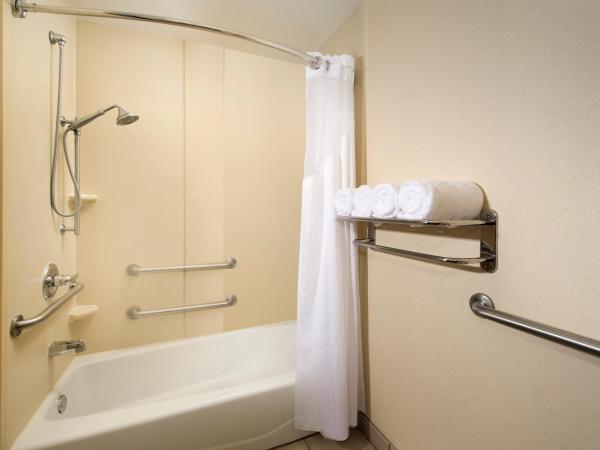 Holiday Inn Express & Suites San Antonio West Sea World Area, an IHG Hotel : photo 3 de la chambre chambre lit king-size - baignoire accessible aux personnes à mobilité réduite - non-fumeurs