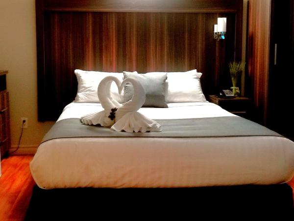 Hotel et Motel Le Chateauguay : photo 10 de la chambre suite lit queen-size avec baignoire spa