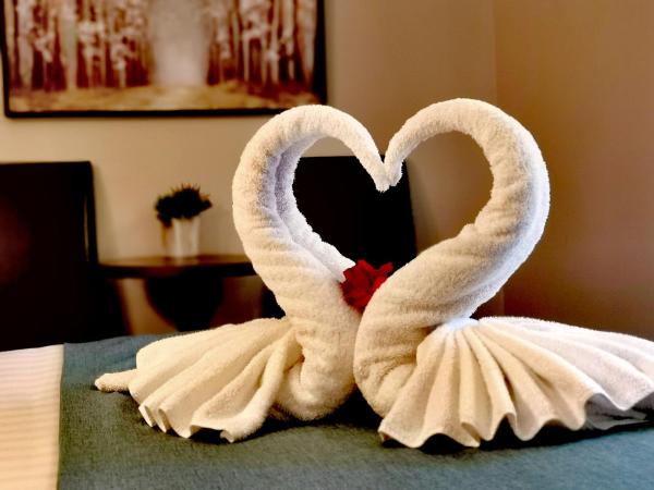 Hotel et Motel Le Chateauguay : photo 9 de la chambre suite lit queen-size avec baignoire spa