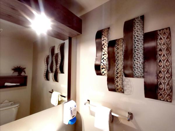 Hotel et Motel Le Chateauguay : photo 6 de la chambre suite lit queen-size avec baignoire spa