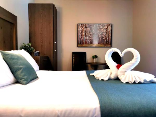 Hotel et Motel Le Chateauguay : photo 3 de la chambre suite lit queen-size avec baignoire spa