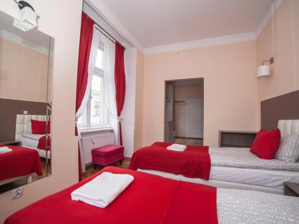 B&B La Fontaine : photo 7 de la chambre chambre double ou lits jumeaux supérieure - vue sur place du marché principale