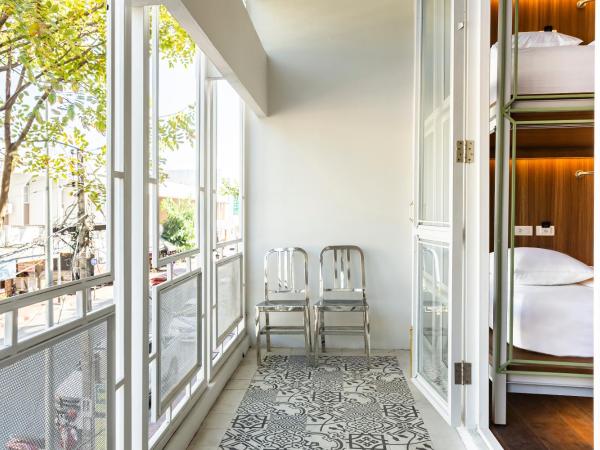 Khunluang Hostel : photo 7 de la chambre chambre familiale avec salle de bains commune