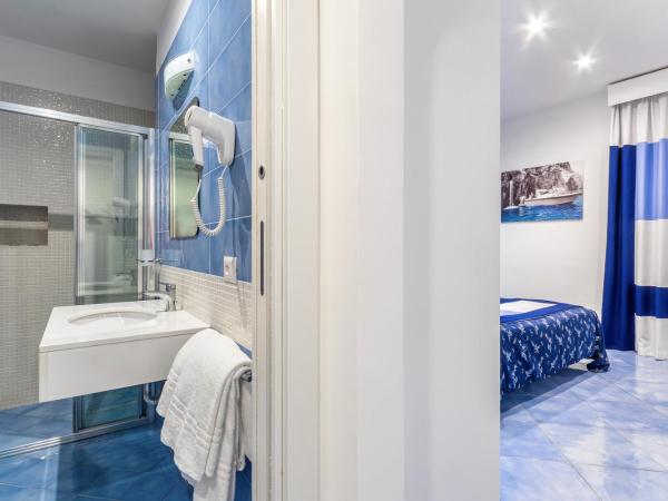 Hotel Metropole : photo 3 de la chambre chambre double confort avec balcon