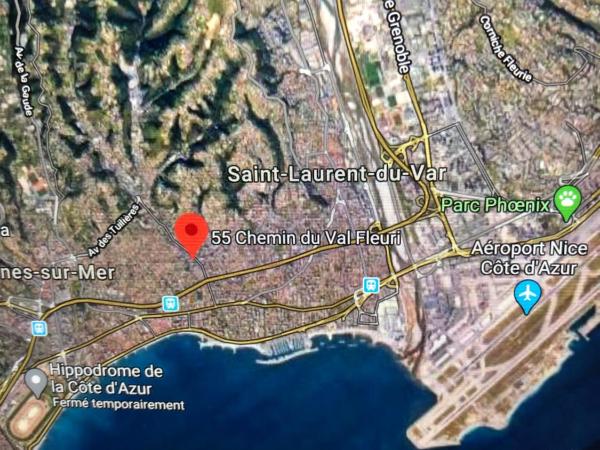 Villa C3 Arthur Rimbaub chambre d'hôte piscine proche mer plage 600m : photo 9 de la chambre chambre lit queen-size - vue sur piscine