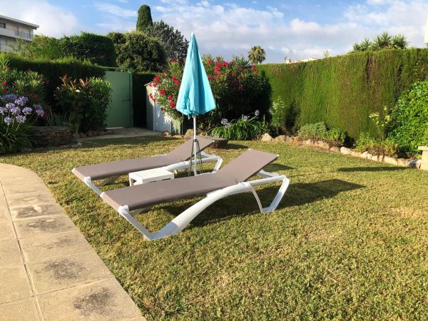 Villa C3 Arthur Rimbaub chambre d'hôte piscine proche mer plage 600m : photo 10 de la chambre chambre lit queen-size - vue sur piscine