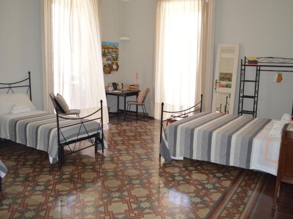 Bed, Book & Breakfast Landolina : photo 9 de la chambre chambre lit queen-size avec balcon