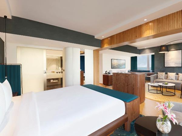 Novotel Mumbai Juhu Beach : photo 3 de la chambre executive suite king bed ocean view with complimentary two way airport transfers, happy hours from 6pm to 8pm imfl brands at premier lounge and 15% discount on food & beverage.
