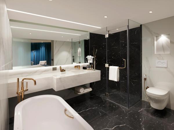 Novotel Mumbai Juhu Beach : photo 4 de la chambre executive suite king bed ocean view with complimentary two way airport transfers, happy hours from 6pm to 8pm imfl brands at premier lounge and 15% discount on food & beverage.