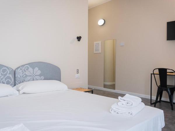 Piccolo Catalunya Hostel : photo 8 de la chambre chambre double ou lits jumeaux avec salle de bains privative