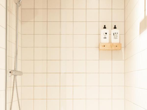 Volkshotel : photo 3 de la chambre chambre lits jumeaux standard