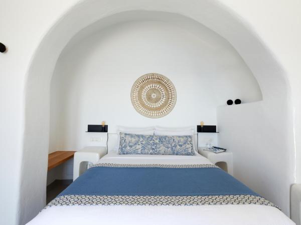 Filotera Suites : photo 10 de la chambre suite troglodyte exécutive avec jacuzzi extérieur - vue sur caldeira