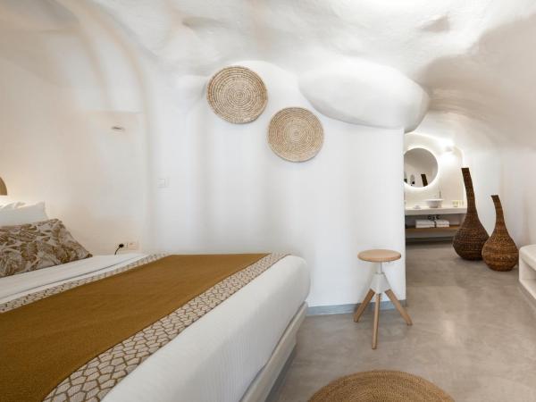 Filotera Suites : photo 10 de la chambre grande suite troglodyte avec jacuzzi extérieur - vue sur caldera