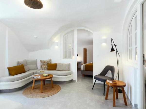 Filotera Suites : photo 3 de la chambre grande suite troglodyte avec jacuzzi extérieur - vue sur caldera