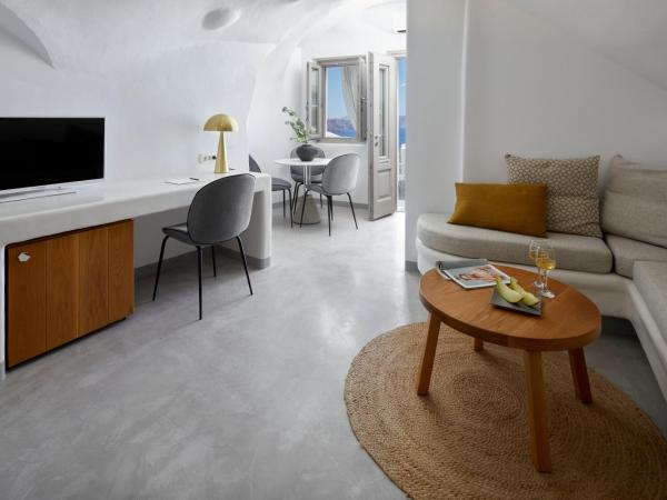 Filotera Suites : photo 4 de la chambre grande suite troglodyte avec jacuzzi extérieur - vue sur caldera