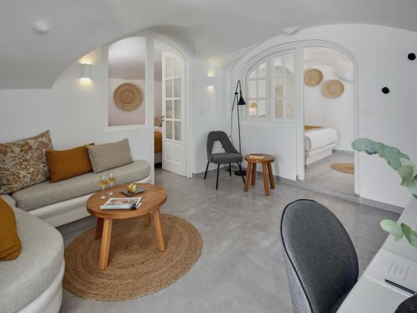 Filotera Suites : photo 2 de la chambre grande suite troglodyte avec jacuzzi extérieur - vue sur caldera