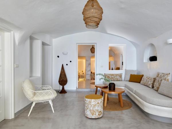 Filotera Suites : photo 10 de la chambre grande suite troglodyte avec piscine et bain à remous extérieurs chauffés