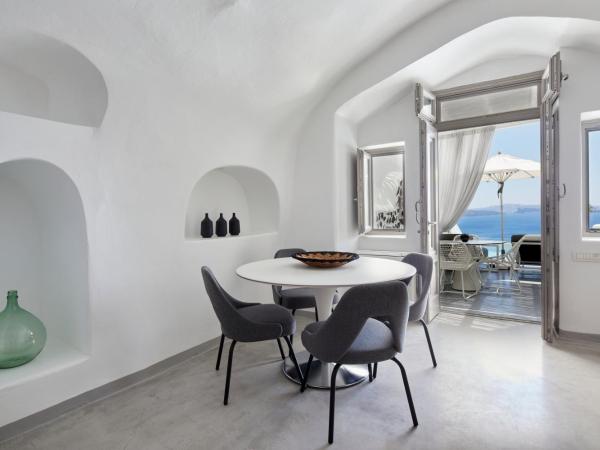 Filotera Suites : photo 7 de la chambre grande suite troglodyte avec piscine et bain à remous extérieurs chauffés