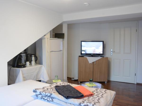 Restaurant Trocadero : photo 1 de la chambre chambre double