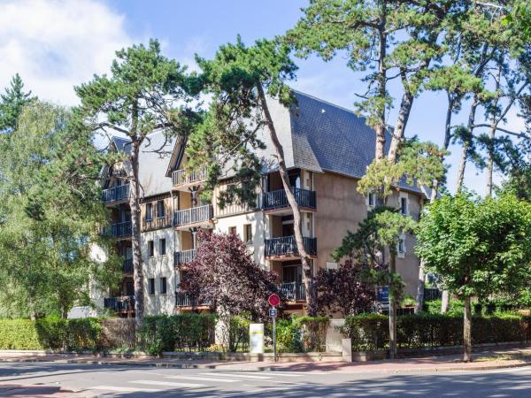 Residence Pierre & Vacances Les Embruns : photo 2 de la chambre studio avec alcôve et terrasse ou balcon (4 personnes)