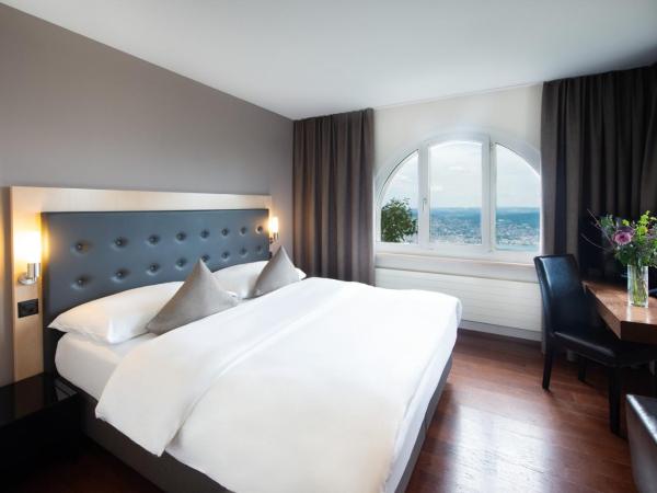 Hotel UTO KULM car-free hideaway in Zurich : photo 1 de la chambre chambre panorama - vue sur ville et lac