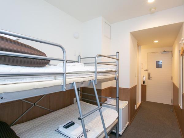 Oak Hotel Edo : photo 2 de la chambre chambre lits jumeaux avec lits superposés et salle de bains commune