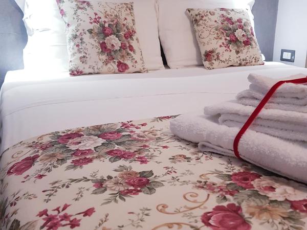 Il Sogno Torino Guesthouse : photo 9 de la chambre chambre triple avec salle de bains privative