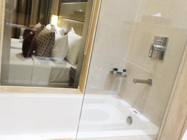 Ramada Gurgaon Central : photo 7 de la chambre club twin room - non-smoking with happy hours (1+1;only applicable for imfl not all the brand at the bar),15% discount on f&b,inr 500 spa credit, early check-in for 03 hours and late checkout for 03 hours