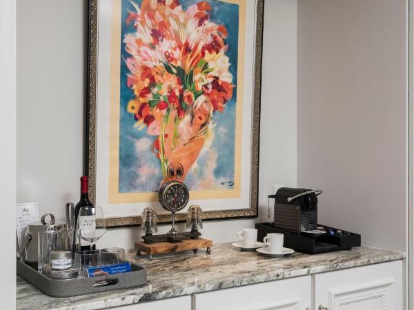 The Ivey's Hotel : photo 1 de la chambre accessible king balcony suite