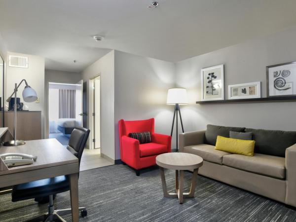 Country Inn & Suites by Radisson, Oklahoma City Airport, OK : photo 1 de la chambre suite 1 chambre lit king-size avec canapé-lit - accessible aux personnes à mobilité réduite