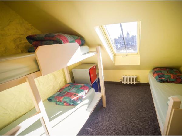 Castle Rock Hostel - Adults Only : photo 1 de la chambre chambre triple