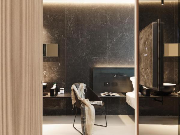 Meo Design Suites & Spa : photo 1 de la chambre chambre lit king-size - vue sur montagne