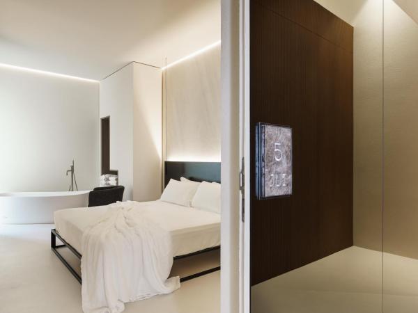 Meo Design Suites & Spa : photo 1 de la chambre chambre double deluxe avec baignoire