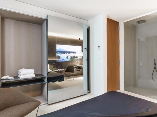 Meo Design Suites & Spa : photo 1 de la chambre chambre lit king-size - vue sur montagne