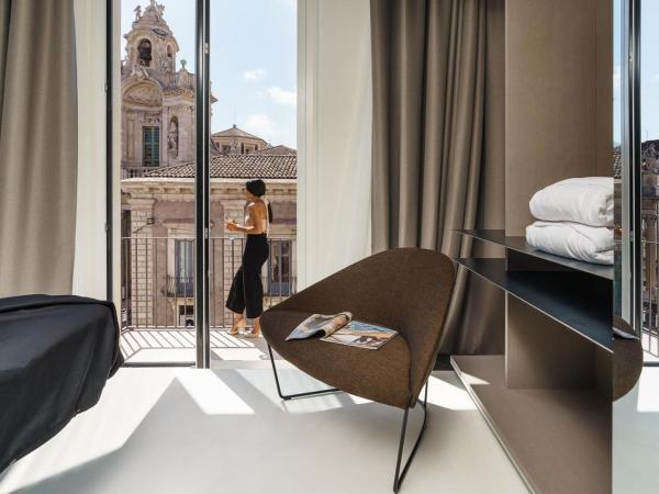 Meo Design Suites & Spa : photo 2 de la chambre chambre lit king-size - vue sur montagne