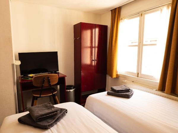 Hotel Internationaal : photo 1 de la chambre chambre lits jumeaux avec salle de bains commune