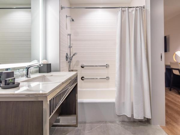 Hyatt Centric Las Olas Fort Lauderdale : photo 4 de la chambre chambre avec 2 lits queen-size et baignoire accessible aux personnes à mobilité réduite