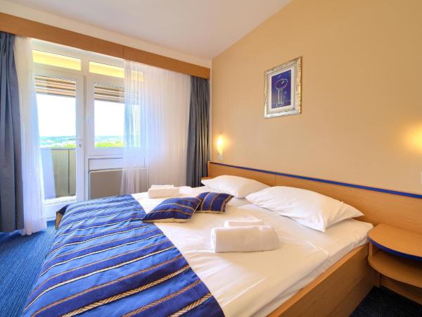 Hotel Dražica - Hotel Resort Dražica : photo 3 de la chambre chambre familiale avec balcon