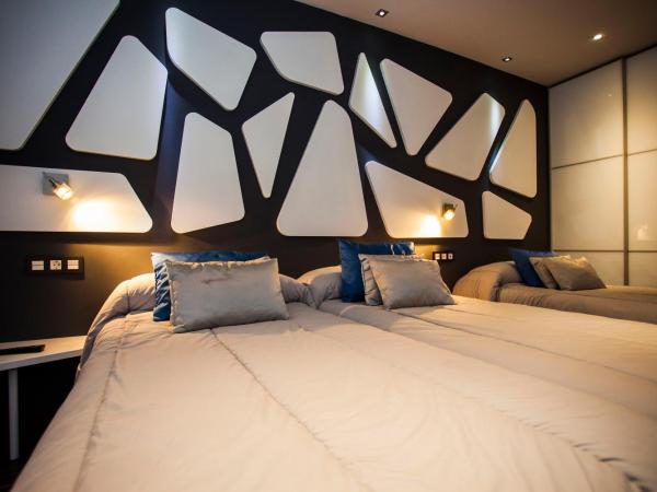 Hostal Barcelona : photo 2 de la chambre chambre triple