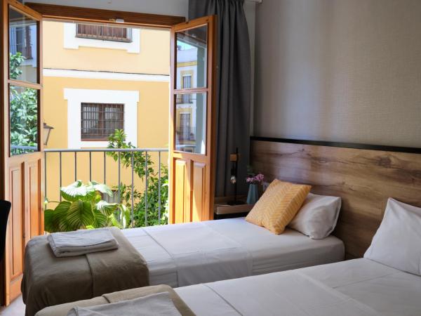 Sweet Sevilla Suites : photo 2 de la chambre chambre triple avec balcon
