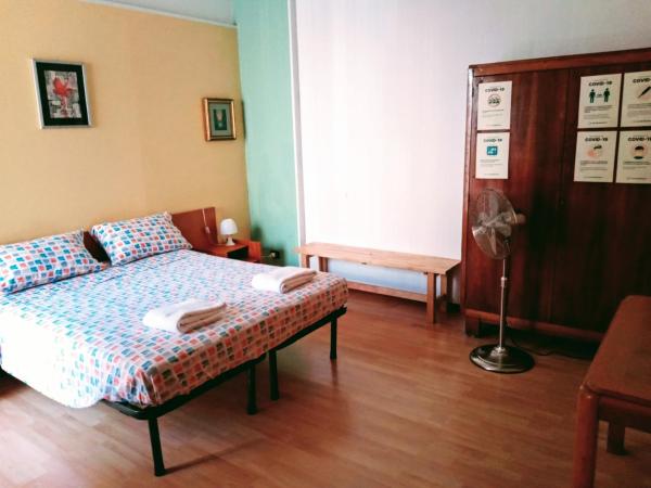 B&B Fenice Barocca : photo 2 de la chambre grande chambre double ou lits jumeaux avec salle de bains commune