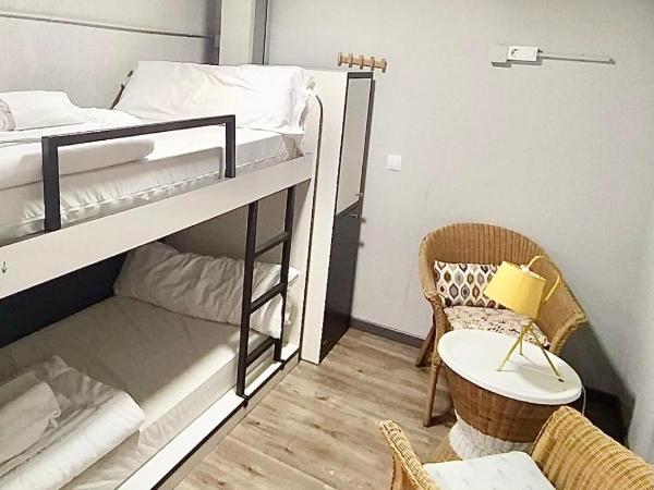 Quartier Bilbao Hostel : photo 1 de la chambre chambre lits jumeaux avec salle de bains