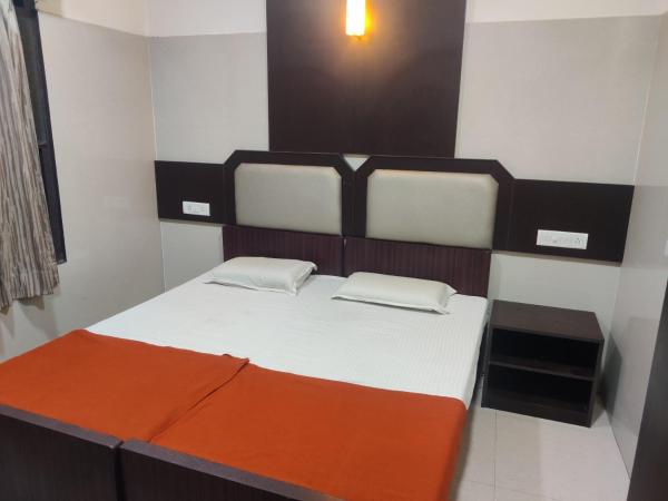 Hotel Sarada Nivas : photo 2 de la chambre chambre deluxe double ou lits jumeaux