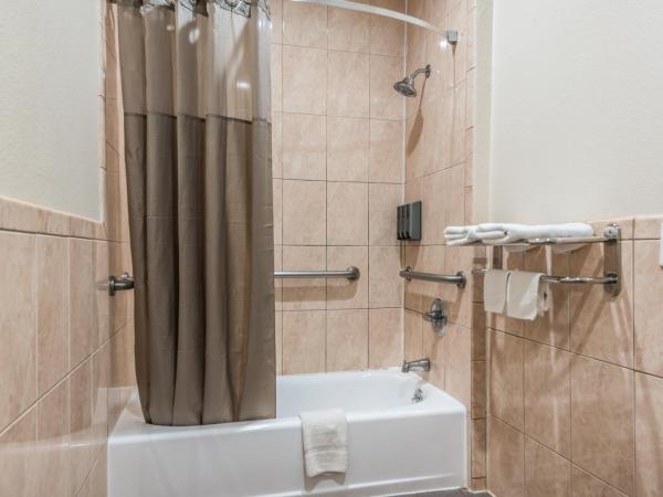 Scottish Inns & Suites IAH Airport-Beltway 8 : photo 6 de la chambre chambre lit king-size