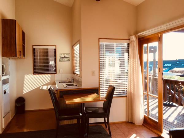 Cascades Lakefront Motel : photo 10 de la chambre studio à l'Étage