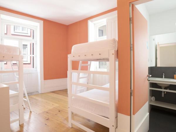 Best Guest Porto Hostel : photo 1 de la chambre chambre lits jumeaux avec salle de bains privative