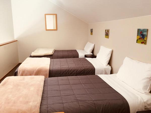 Cascades Lakefront Motel : photo 4 de la chambre hébergement familial Économique (5 personnes)