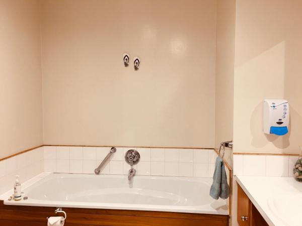 Cascades Lakefront Motel : photo 9 de la chambre hébergement familial Économique (5 personnes)