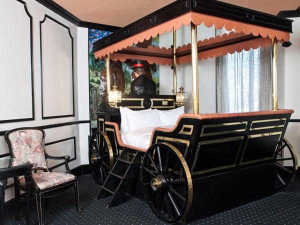 Fantasyland Hotel : photo 2 de la chambre hébergement à thème diligence victorienne