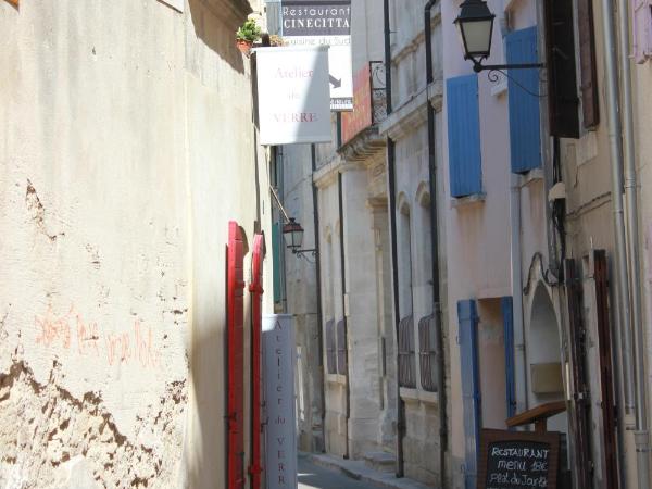 Mas de Valrugues Holifrance : photo 3 de la chambre appartement 1 chambre avec balcon ou terrasse